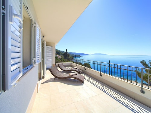 Villa in Cres With Sea Views & Pool