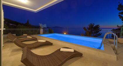 Villa in Cres With Sea Views & Pool
