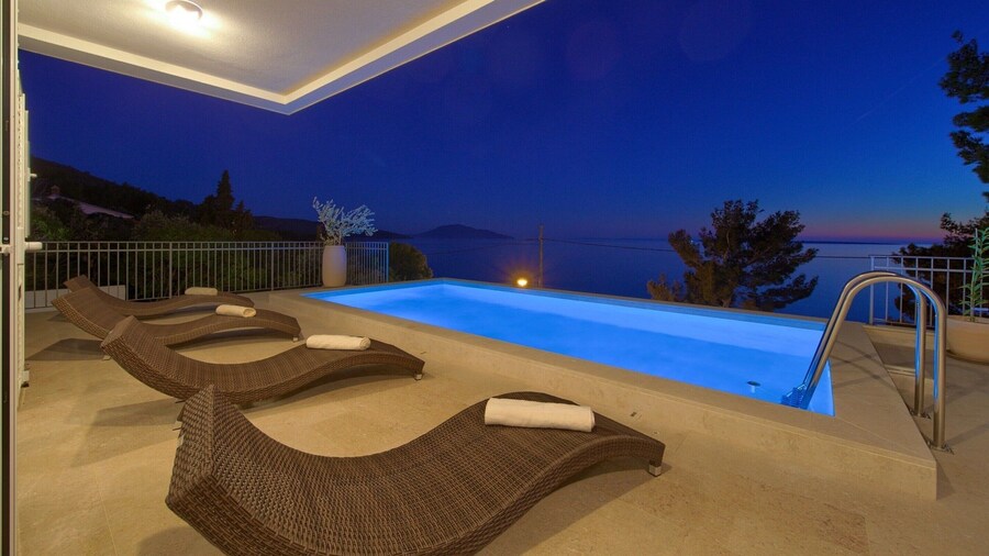 Villa in Cres With Sea Views & Pool