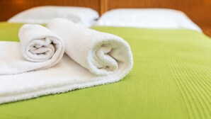 Room - Comfortable Apartment With Terrace or Balcony and Lake View (Garda)