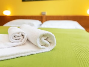1 bedroom, individually furnished, bed sheets - Comfortable Apartment With Terrace or Balcony and Lake View (Garda)