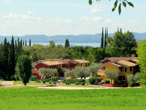 Property grounds - Comfortable Apartment With Terrace or Balcony and Lake View (Garda)
