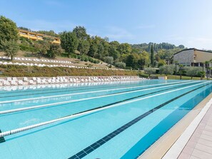 Outdoor pool - Comfortable Apartment With Terrace or Balcony and Lake View (Garda)