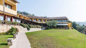 Exterior - Comfortable Apartment With Terrace or Balcony and Lake View (Garda)