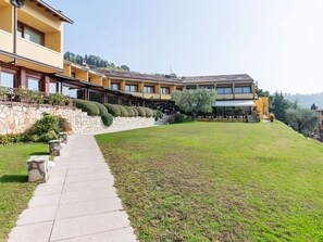 Exterior - Comfortable Apartment With Terrace or Balcony and Lake View (Garda)