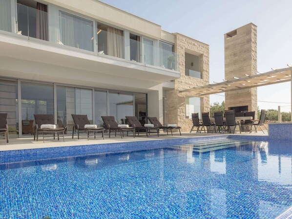 Outdoor pool, an infinity pool