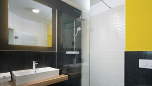Shower, towels - Boutique Villa in Svetvincenat with Pool & Hot Tub (Svetvincenat)
