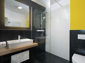 Shower, towels - Boutique Villa in Svetvincenat with Pool & Hot Tub (Svetvincenat)