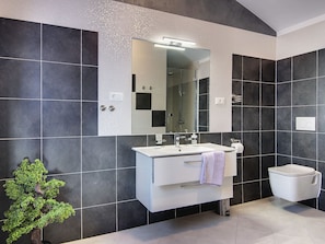 Combined shower/tub, towels - Modern Villa in Žminj With Pool (Zminj)