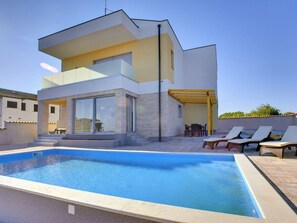 Villa | Exterior - Villa in Peroj With Pool Near Barbariga Beach (Vodnjan)