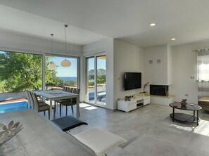 Villa | Dining - Villa in Peroj With Pool Near Barbariga Beach (Vodnjan)