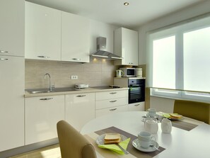 Private kitchen - Comfortable House With Large Garden and Terrace, Near the Beach (Vodnjan)