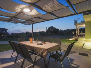Dining - Comfortable House With Large Garden and Terrace, Near the Beach (Vodnjan)