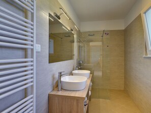House | Bathroom | Hair dryer - Comfortable House With Large Garden and Terrace, Near the Beach (Vodnjan)