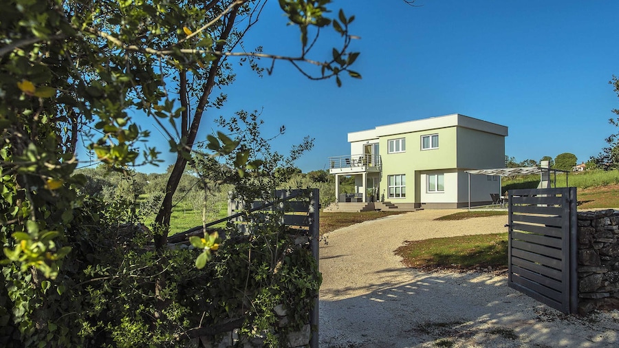 Comfortable House With Large Garden and Terrace, Near the Beach