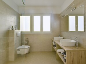 A modern bathroom with a toilet, two sinks, and a large mirror. - Comfortable House With Large Garden and Terrace, Near the Beach (Vodnjan)