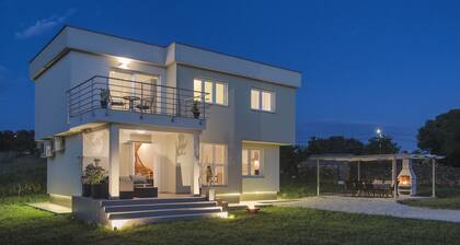 Comfortable House With Large Garden and Terrace, Near the Beach