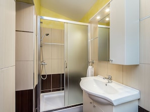 Shower - Stone Cottage Ideal for Families, With Private Pool and air Conditioning (Svetvincenat)