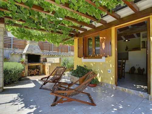 Villa in Peroj With Private Pool & Near Beach