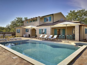 Vila | Piscina | Piscina interna, piscina externa