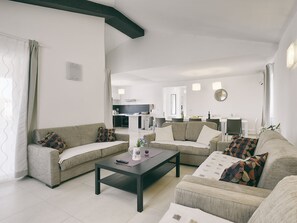 Villa | Living area - Luxurious Villa with Sauna & Hot Tub in Žminj (Zminj)