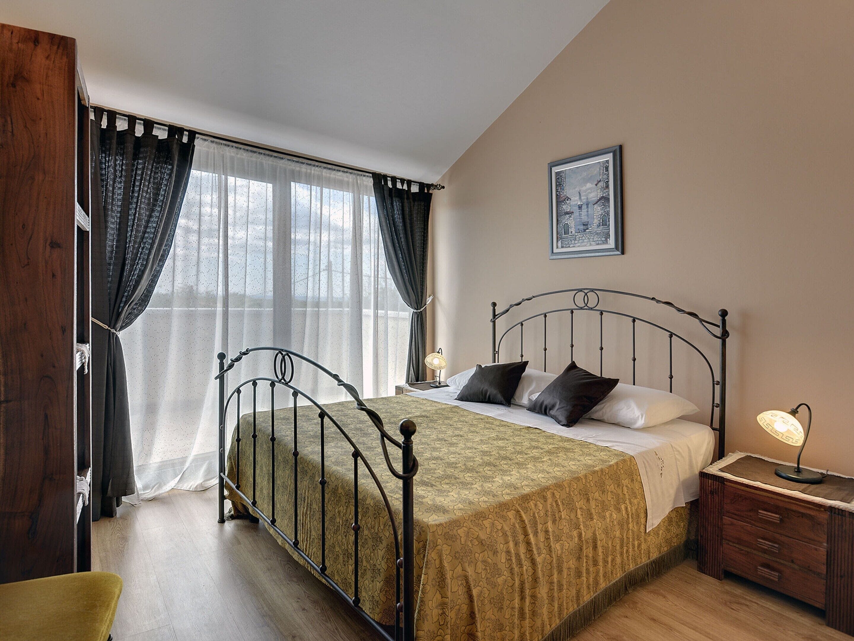 Nhà | 3 phòng ngủ, trang bị nội thất với thiết kế riêng biệt, bộ trải giường 