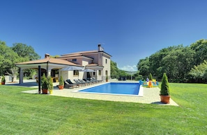 A two-story house with a swimming pool, outdoor seating, and potted plants. - Villa in Rovinj With Private Pool and Sea Nearby (Rovinj)