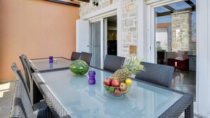 Balcony - Spacious Holiday Home in Filipana With Pool (Marcana)