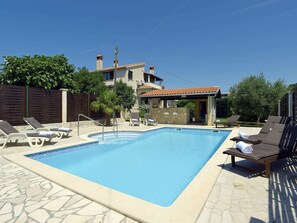 House | Exterior - Holiday Home in Liznjan With Pool Near Beach (Liznjan)