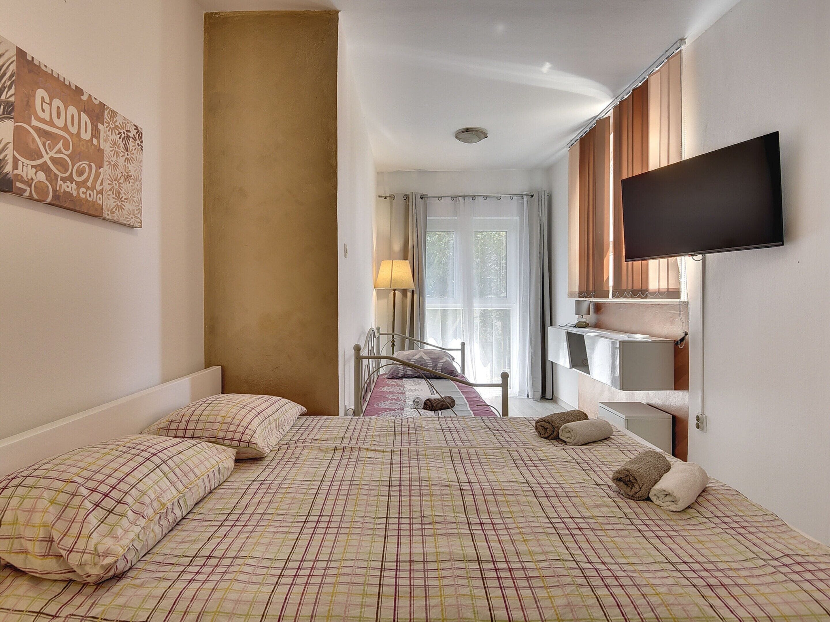 House | 5 bedrooms, individually furnished, bed sheets