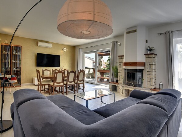 House | Living area - Holiday Home in Liznjan With Pool Near Beach (Liznjan)