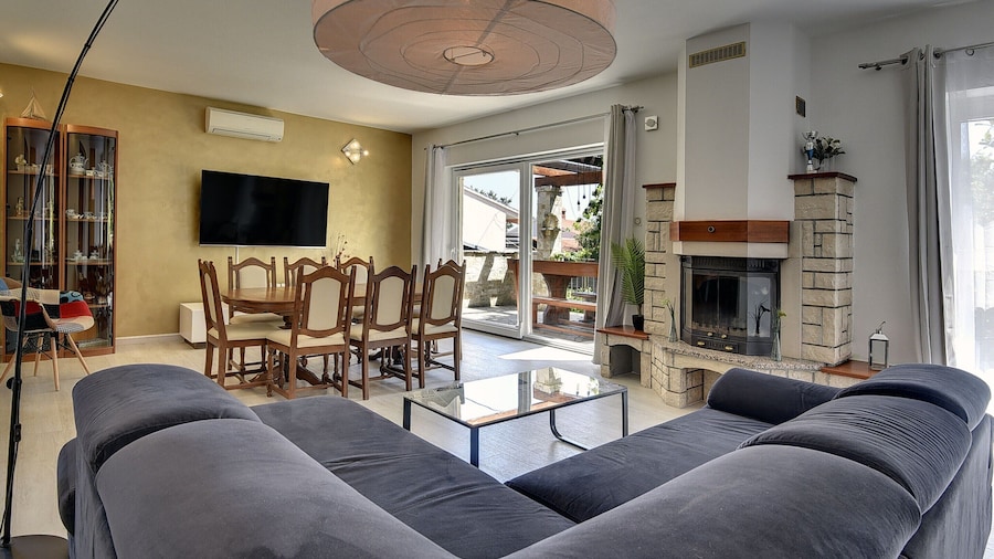 Holiday Home in Liznjan With Pool Near Beach