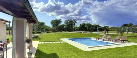 Rumah | Kolam renang | Kolam renang indoor dan kolam renang outdoor