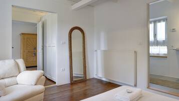 House | 4 bedrooms, individually furnished, iron/ironing board, WiFi