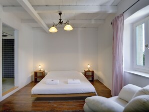 Casa | 4 habitaciones, muebles diferentes y tabla de planchar con plancha 