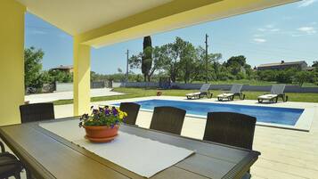 Villa | Pool | Indendørs pool, udendørs pool