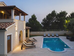 Villa | Piscina | Una piscina cubierta, una piscina al aire libre
