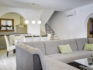 Villa | Wohnbereich | Fernseher