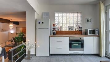 House | Private kitchen | Toaster, cookware/dishes/utensils, dining tables