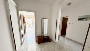A spacious hallway with a marble floor, a wooden bench, and a mirror on the wall. - Apartment in Medulin Near the Sea (Medulin)
