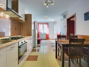 Lägenhet | Eget kök | Matbord