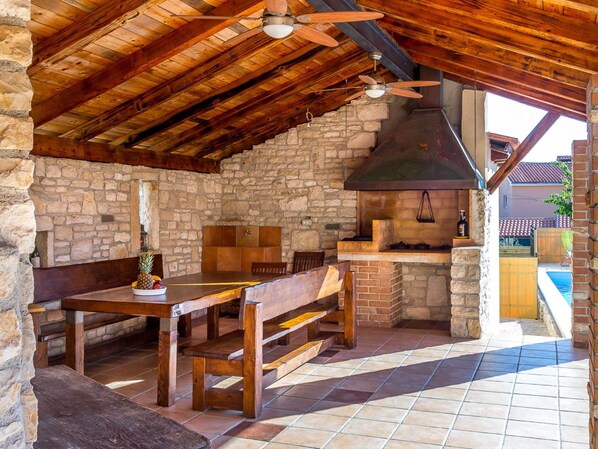 Balcony - Rustic Holiday Home With Private Pool in the Center of Medulin Near the Beach (Medulin)
