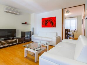 House | Living area - Holiday Home in Pula With Pool (Pula)