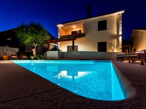 House | Pool | Indoor pool, outdoor pool - Holiday Home in Pula With Pool (Pula)