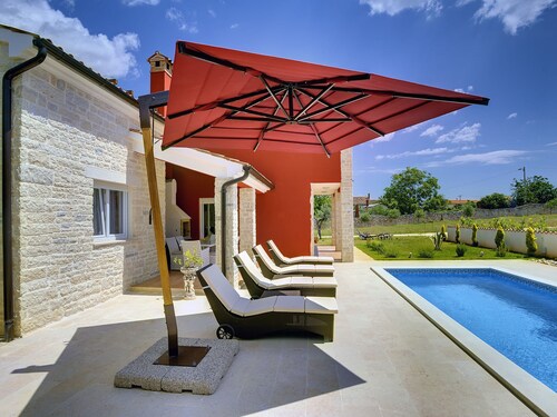 Villa in Bratulici With Pool Near Beach
