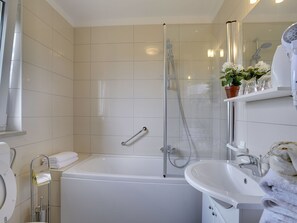 Villa | Bathroom - Villa in Bratulici With Pool Near Beach (Marcana)