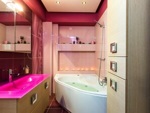Combined shower/tub, towels