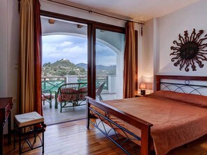 Villa | 2 bedrooms, individually furnished, iron/ironing board, bed sheets