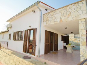 Unclassified image, 3 of 33, button - Relaxing Villa With Pool and Garden for six Persons in Central Istria (Karojba)