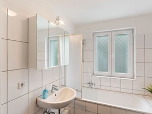 Combined shower/bathtub - Beautiful Holiday Home in Winterberg With Terrace (Winterberg)
